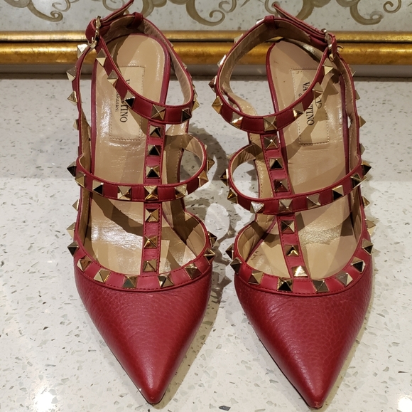 ****SOLD*****100% Authentic Valentino Rockstud Pumps Red - Picture 1 of 11